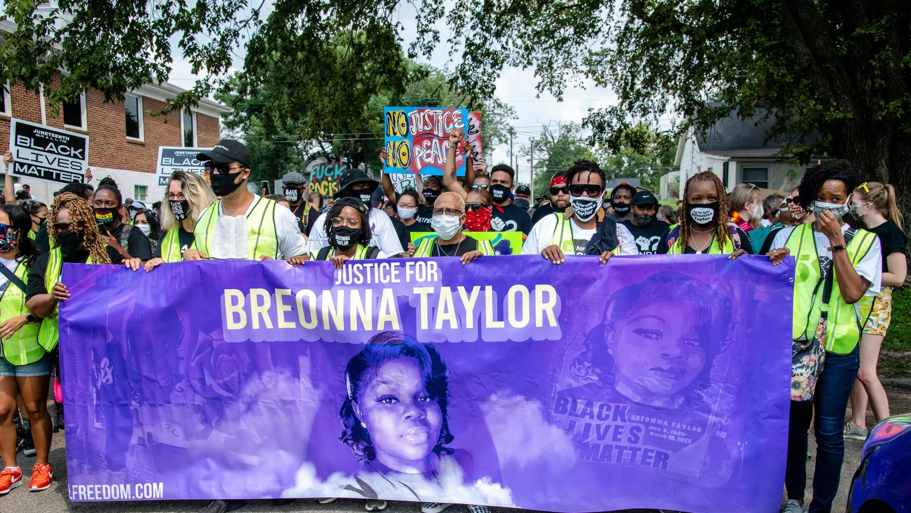 Judge dismisses charges against ex-officers who crafted Breonna Taylor warrant