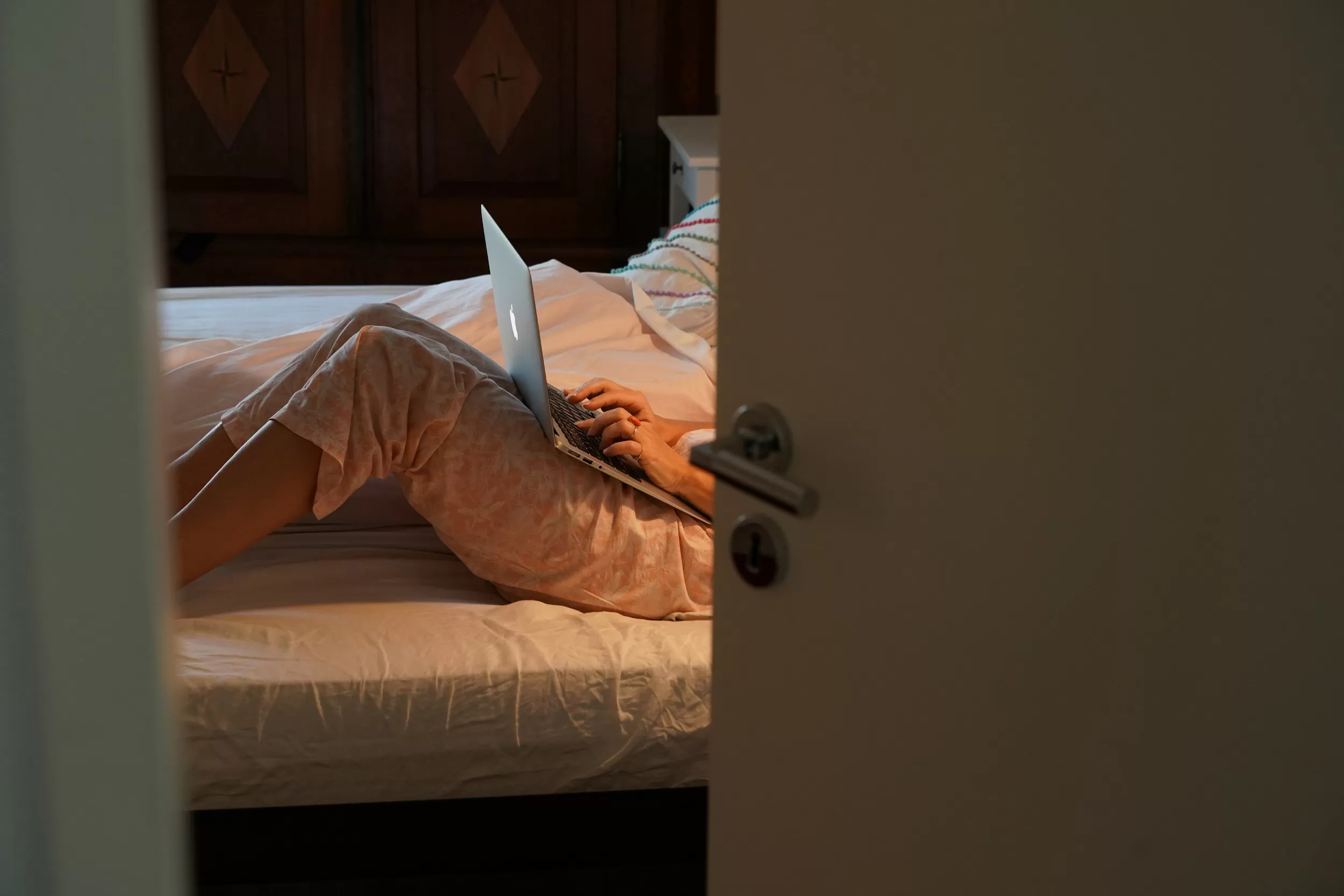 Man Wants to Watch Videos in Bed—His ‘Genius’ Solution Gets Cheers