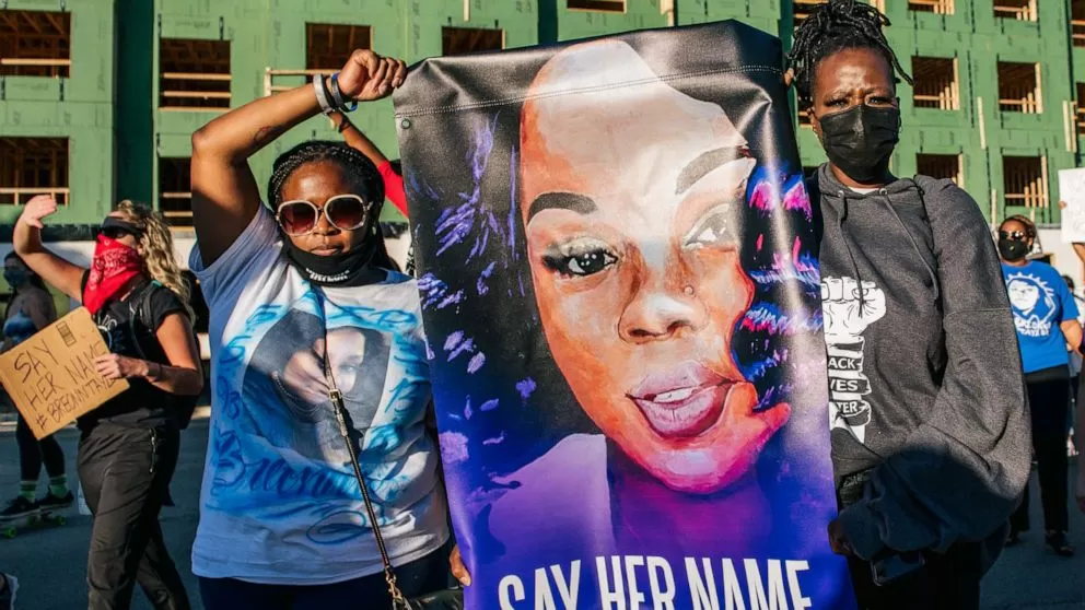 DOJ asks judge to drop charges against 2 officers in Breonna Taylor case