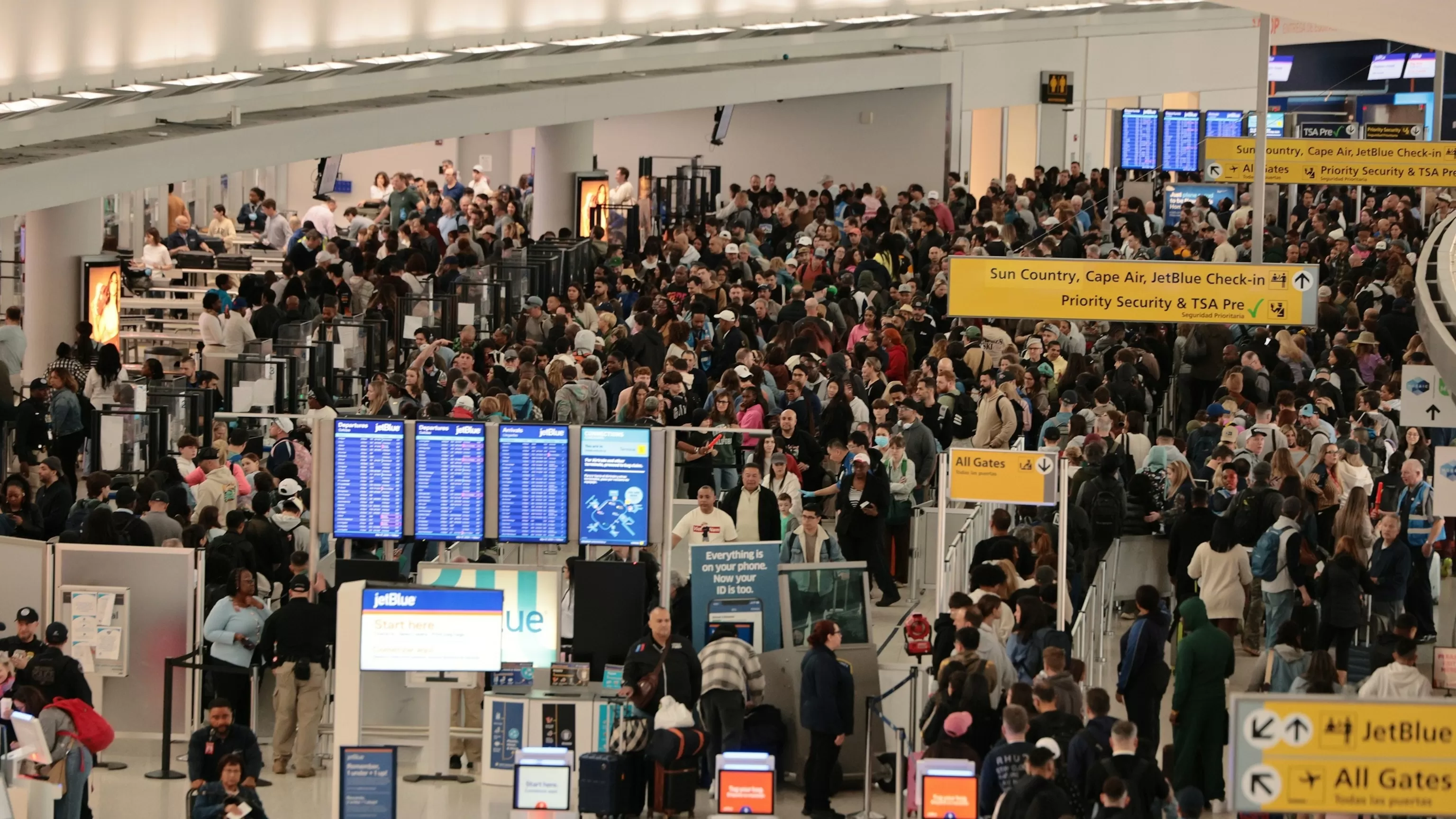 TSA officers still calling out sick after Trump's directive to pay them