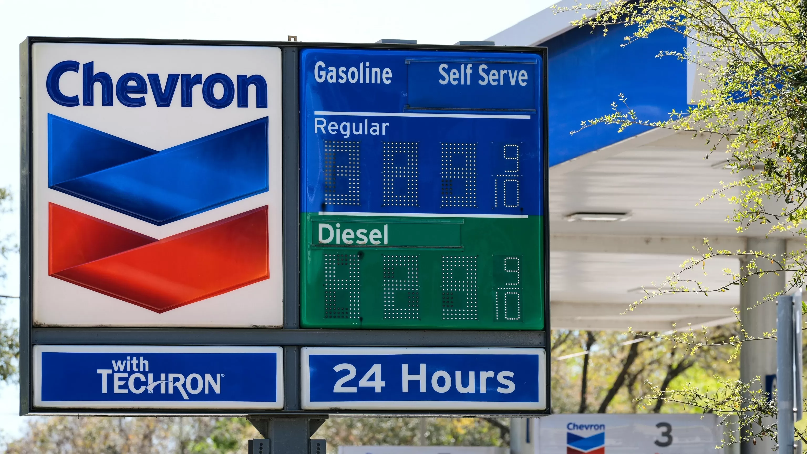 US drivers see gas prices jump to highest level since 2023 as the Iran war drags on